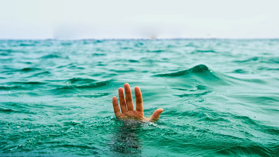 Il se jette dans les  eaux du détroit