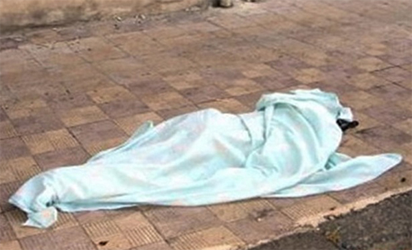 Un cadavre sur le trottoir