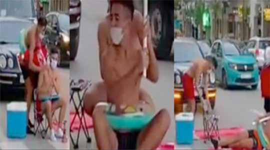 Masques et  maillots  dans les rues de Tanger