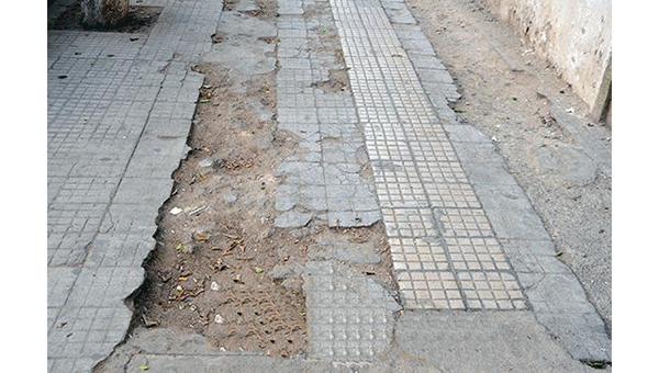 LA FACE CRASHÉE DES TROTTOIRS DE TANGER