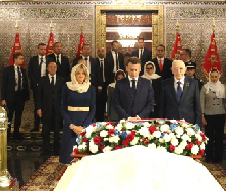 Visite du mausolée Mohammed V par le Président français et son épouse