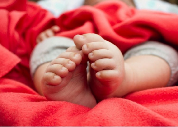 Un monstre humain agresse sexuellement un bébé de 18 mois