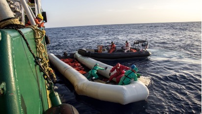 Mort cérébrale et blessures graves lors d’une collision entre bateaux de trafiquants